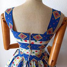 Cargar imagen en el visor de la galería, 1950s - Fabulous Colorful Pocket Cotton Dress - W25 (64cm)
