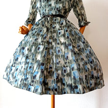 Carica l&#39;immagine nel visualizzatore di Gallery, 1950s - Stunning Abstract Satin Dress - W30 (76cm)
