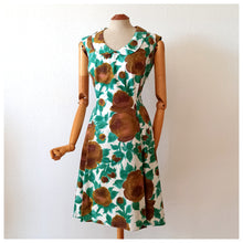 Laden Sie das Bild in den Galerie-Viewer, 1960s - Gorgeous Brown Roseprint Cotton Dress - W32 (82cm)
