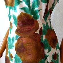 Laden Sie das Bild in den Galerie-Viewer, 1960s - Gorgeous Brown Roseprint Cotton Dress - W32 (82cm)
