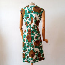 Cargar imagen en el visor de la galería, 1960s - Gorgeous Brown Roseprint Cotton Dress - W32 (82cm)
