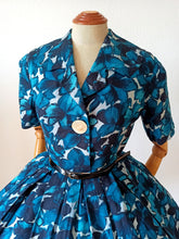 Laden Sie das Bild in den Galerie-Viewer, 1950s - Stunning Abstract Blend Cotton Dress - W26 (66cm)
