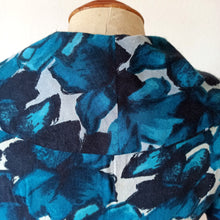 Laden Sie das Bild in den Galerie-Viewer, 1950s - Stunning Abstract Blend Cotton Dress - W26 (66cm)
