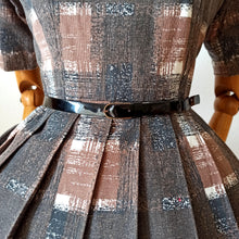 Charger l&#39;image dans la galerie, 1950s - ILLUM, France - Gorgeous Brown Plaid Cotton Dress - W26 (66cm)
