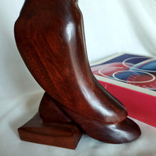 Laden Sie das Bild in den Galerie-Viewer, 1960s - Mid-century Teak Wood Toucan Figure
