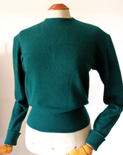 Charger l&#39;image dans la galerie, 1950s - BALLANTYNE, Scotland - Green Forest Pure Cashmere Jumper
