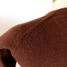 Carica l&#39;immagine nel visualizzatore di Gallery, 1950s - BRYANT, Scotland - Brown Pure Cashmere Jumper
