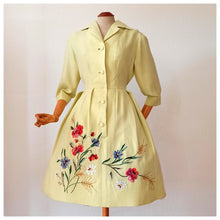 Charger l&#39;image dans la galerie, 1950s - ANFEA, Switzerland - Outstanding Floral Raffia Ladybugs Linen Dress - W29 (74cm)
