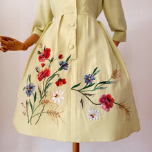 Charger l&#39;image dans la galerie, 1950s - ANFEA, Switzerland - Outstanding Floral Raffia Ladybugs Linen Dress - W29 (74cm)
