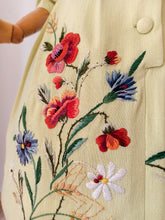 Laden Sie das Bild in den Galerie-Viewer, 1950s - ANFEA, Switzerland - Outstanding Floral Raffia Ladybugs Linen Dress - W29 (74cm)
