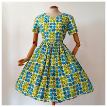 Laden Sie das Bild in den Galerie-Viewer, 1950s 1960s - Gorgeous Floral Fruits Cotton Dress - W28 (72cm)
