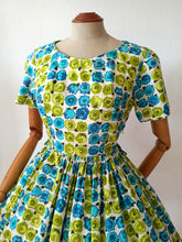 Laden Sie das Bild in den Galerie-Viewer, 1950s 1960s - Gorgeous Floral Fruits Cotton Dress - W28 (72cm)
