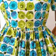 Laden Sie das Bild in den Galerie-Viewer, 1950s 1960s - Gorgeous Floral Fruits Cotton Dress - W28 (72cm)
