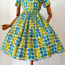 Laden Sie das Bild in den Galerie-Viewer, 1950s 1960s - Gorgeous Floral Fruits Cotton Dress - W28 (72cm)
