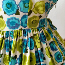 Laden Sie das Bild in den Galerie-Viewer, 1950s 1960s - Gorgeous Floral Fruits Cotton Dress - W28 (72cm)
