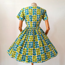 Laden Sie das Bild in den Galerie-Viewer, 1950s 1960s - Gorgeous Floral Fruits Cotton Dress - W28 (72cm)
