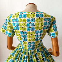 Charger l&#39;image dans la galerie, 1950s 1960s - Gorgeous Floral Fruits Cotton Dress - W28 (72cm)
