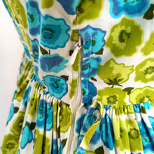 Laden Sie das Bild in den Galerie-Viewer, 1950s 1960s - Gorgeous Floral Fruits Cotton Dress - W28 (72cm)
