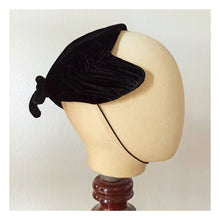 Carica l&#39;immagine nel visualizzatore di Gallery, 1950s - Elegant Black Velvet Half Hat
