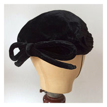 Carica l&#39;immagine nel visualizzatore di Gallery, 1950s - Elegant Black Velvet Half Hat
