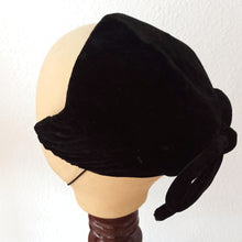 Carica l&#39;immagine nel visualizzatore di Gallery, 1950s - Elegant Black Velvet Half Hat
