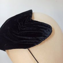 Carica l&#39;immagine nel visualizzatore di Gallery, 1950s - Elegant Black Velvet Half Hat
