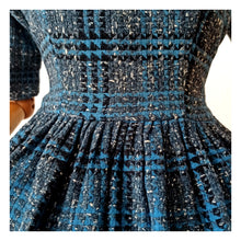 Laden Sie das Bild in den Galerie-Viewer, 1950s - Stunning Blue Flecked Tartan Wool Dress - W27/28 (70/72cm)
