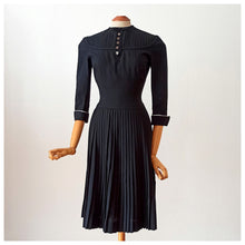 Carica l&#39;immagine nel visualizzatore di Gallery, 1940s 1950s - Superb Black Gabardine Accordion Skirt Dress - W29 (74cm)
