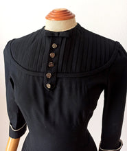 Carica l&#39;immagine nel visualizzatore di Gallery, 1940s 1950s - Superb Black Gabardine Accordion Skirt Dress - W29 (74cm)
