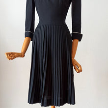 Carica l&#39;immagine nel visualizzatore di Gallery, 1940s 1950s - Superb Black Gabardine Accordion Skirt Dress - W29 (74cm)
