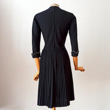 Carica l&#39;immagine nel visualizzatore di Gallery, 1940s 1950s - Superb Black Gabardine Accordion Skirt Dress - W29 (74cm)
