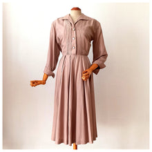 Laden Sie das Bild in den Galerie-Viewer, 1950s - Elegant Pure Silk German Dress - W30 (76cm)
