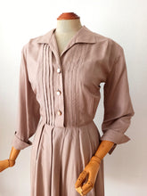 Laden Sie das Bild in den Galerie-Viewer, 1950s - Elegant Pure Silk German Dress - W30 (76cm)
