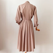 Laden Sie das Bild in den Galerie-Viewer, 1950s - Elegant Pure Silk German Dress - W30 (76cm)
