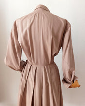 Laden Sie das Bild in den Galerie-Viewer, 1950s - Elegant Pure Silk German Dress - W30 (76cm)
