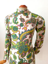 Laden Sie das Bild in den Galerie-Viewer, 1960s - Stunning Psychedelic Satin Dress - W35 (86cm)
