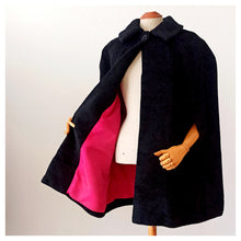 Load image into Gallery viewer, 1950s - GERMAINE, LA PARISIENNE - Stunning Pink Black Wool Cape
