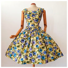 Laden Sie das Bild in den Galerie-Viewer, 1950s 1960s - Spectacular Roseprint Dress - W28 (72cm)
