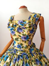 Cargar imagen en el visor de la galería, 1950s 1960s - Spectacular Roseprint Dress - W28 (72cm)
