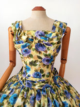 Laden Sie das Bild in den Galerie-Viewer, 1950s 1960s - Spectacular Roseprint Dress - W28 (72cm)
