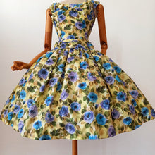 Laden Sie das Bild in den Galerie-Viewer, 1950s 1960s - Spectacular Roseprint Dress - W28 (72cm)
