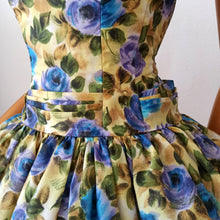 Cargar imagen en el visor de la galería, 1950s 1960s - Spectacular Roseprint Dress - W28 (72cm)
