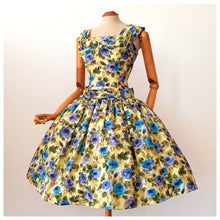 Laden Sie das Bild in den Galerie-Viewer, 1950s 1960s - Spectacular Roseprint Dress - W28 (72cm)
