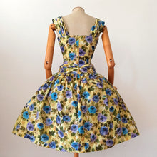 Laden Sie das Bild in den Galerie-Viewer, 1950s 1960s - Spectacular Roseprint Dress - W28 (72cm)
