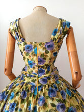 Laden Sie das Bild in den Galerie-Viewer, 1950s 1960s - Spectacular Roseprint Dress - W28 (72cm)
