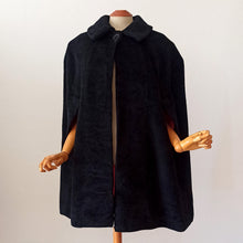 Load image into Gallery viewer, 1950s - GERMAINE, LA PARISIENNE - Stunning Pink Black Wool Cape
