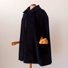 Load image into Gallery viewer, 1950s - GERMAINE, LA PARISIENNE - Stunning Pink Black Wool Cape
