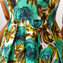 Cargar imagen en el visor de la galería, 1950s - Stunning Floral Cold Rayon Dress - W27 (68.5cm)
