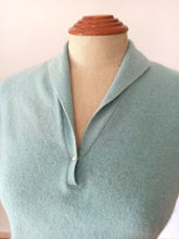 Laden Sie das Bild in den Galerie-Viewer, 1950s - BARRIE, Scotland - Glamorous Turquoise Cashmere Sweater
