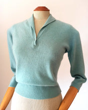 Laden Sie das Bild in den Galerie-Viewer, 1950s - BARRIE, Scotland - Glamorous Turquoise Cashmere Sweater
